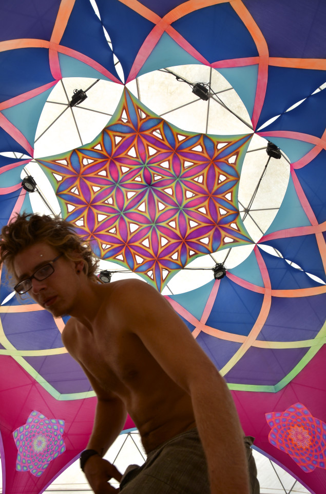 the ceiling of the speaker dome was a giant 3D funnel shaped flower of life portal at least a 100' in diameter
